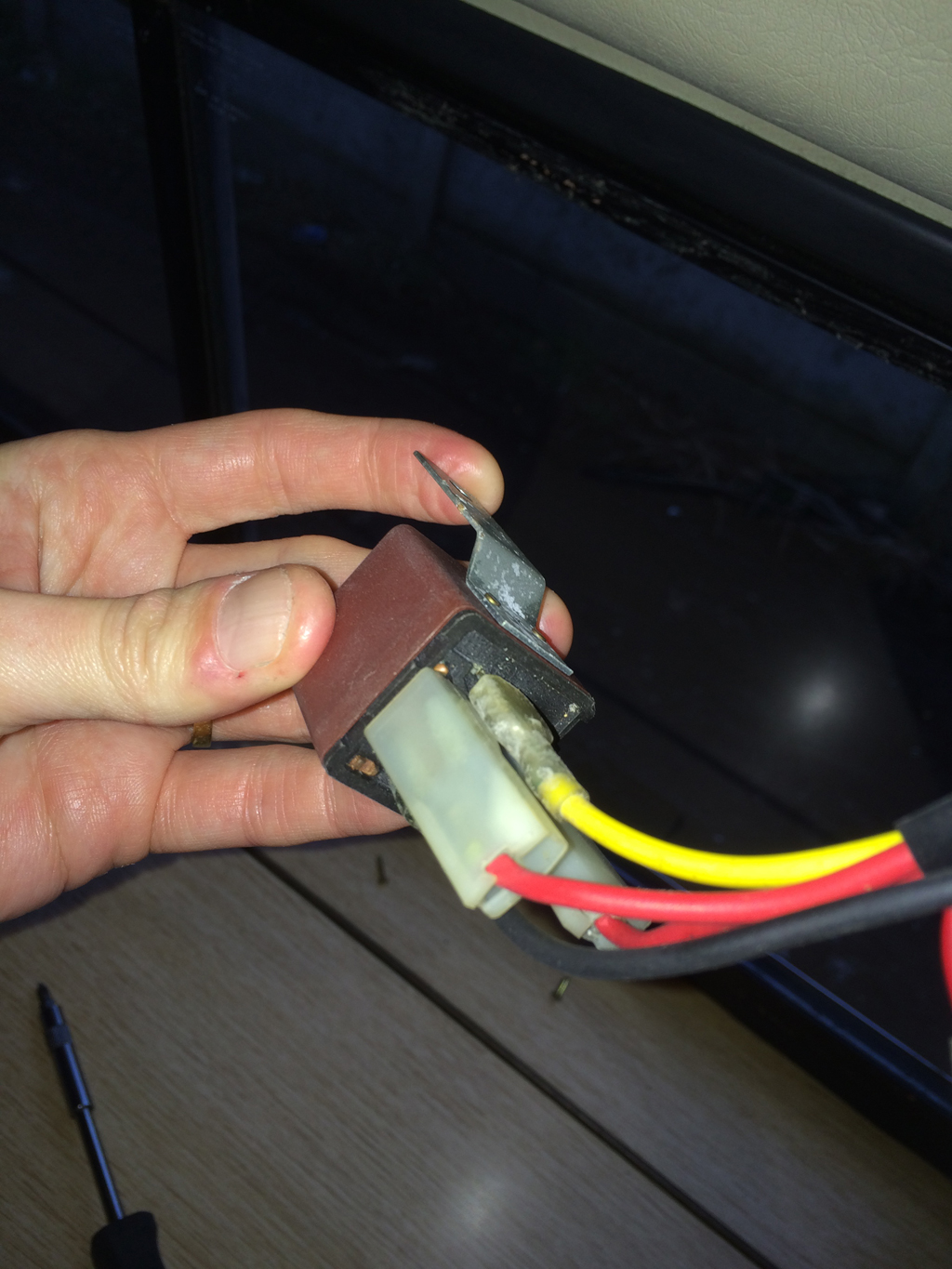 Fridge 12V Relay (yellow to ingintion)