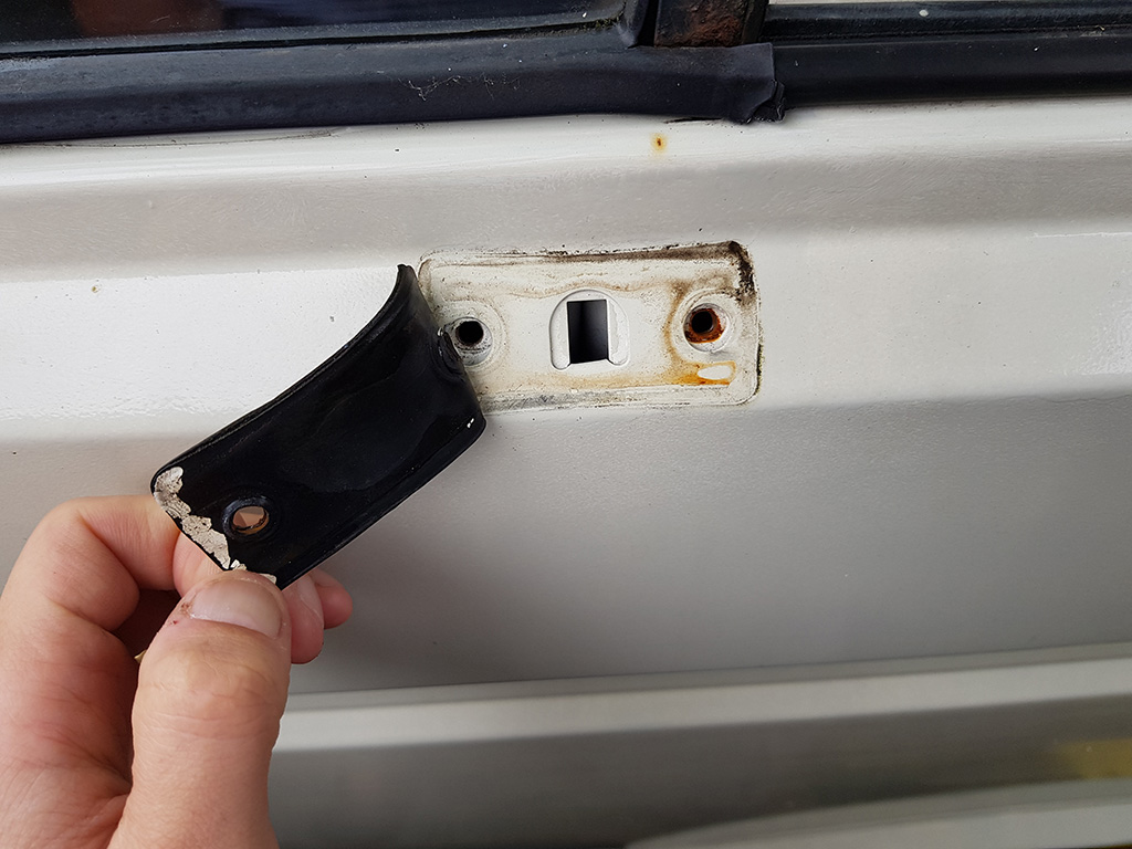 Removing the mirror gasket from the bodywork