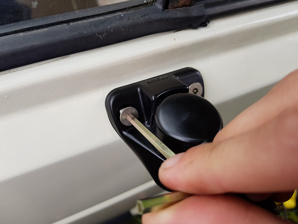 Securing the lower bracket